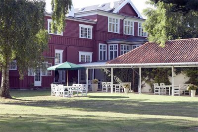 Hotel Hornbækhus ligger ved den populære strand